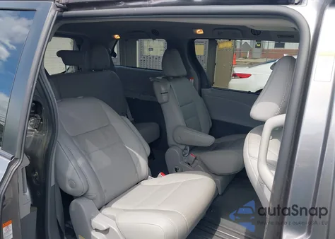 2018 Toyota Sienna Xle Premium 8 Passenger z USA, uszkodzony, nr VIN 5TDYZ3DC6JS939876